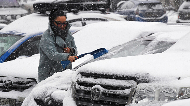 Автолюбителям рассказали, что обязательно нужно сделать, очищая машину от снега