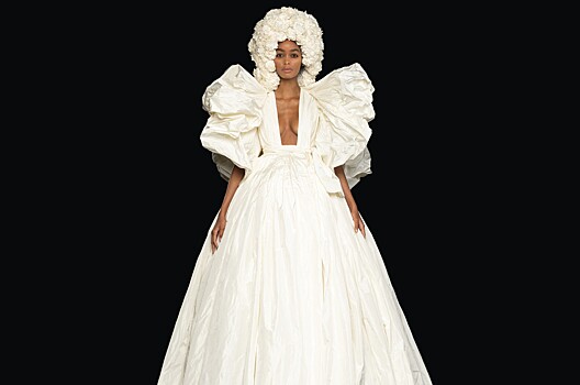 Гигантские подолы и цифровые перья с цветами: Valentino показали 14 новых кутюрных платьев