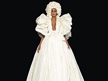 Гигантские подолы и цифровые перья с цветами: Valentino показали 14 новых кутюрных платьев