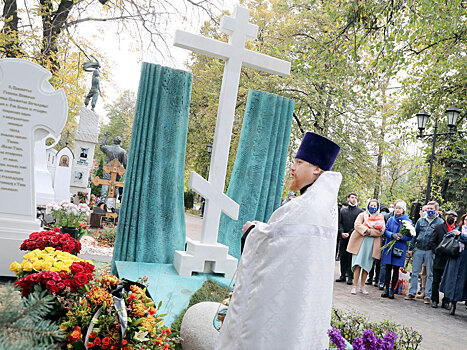На могиле Марка Захарова Чурикова рассказала о любовных утехах с ним