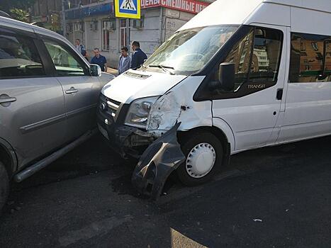 В Самаре при столкновении с кроссовером пострадала пассажирка автобуса