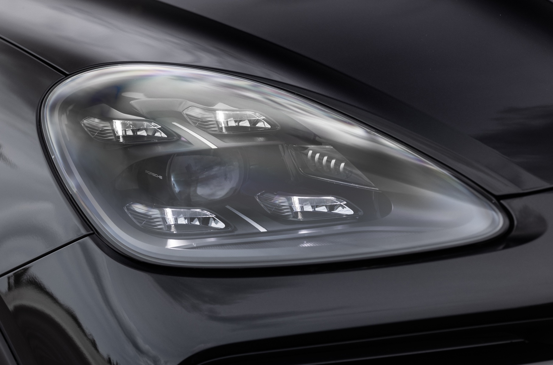 Новости автомира: Porsche представила новые матричные фары с 65 тысячами светодиодов