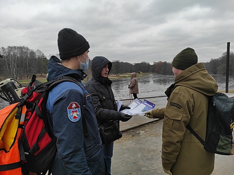Спасатели напомнили отдыхающим основные правила безопасности вблизи водоемов ЮВАО