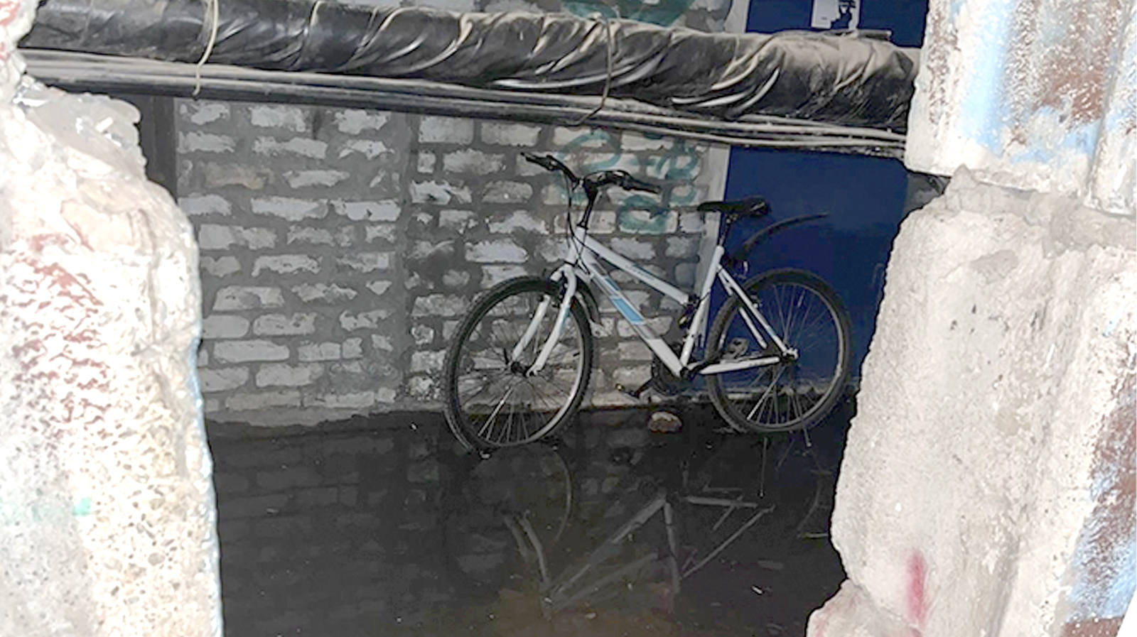 В Ноябрьске затопило подвалы двух жилых домов