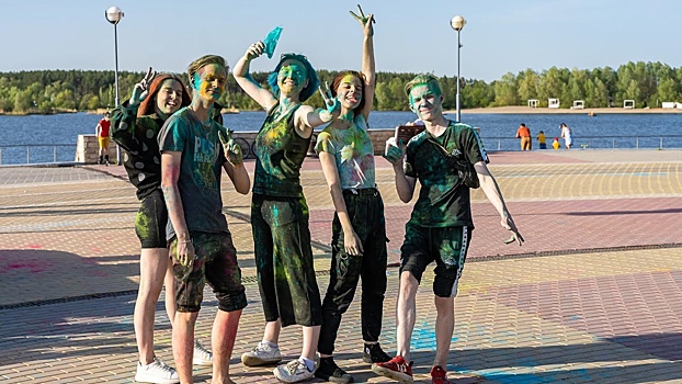 В Городе Спутнике провели первый в сезоне фестиваль красок