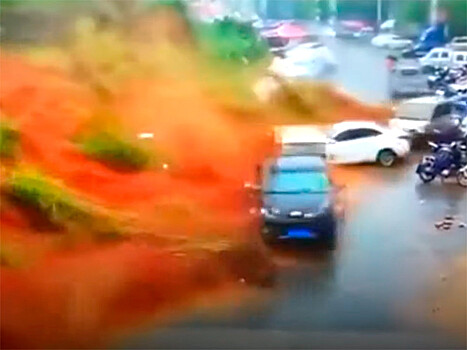 На юго-востоке Китая массивный оползень накрыл припаркованные автомобили (ВИДЕО)