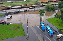 Варшавское шоссе и несколько улиц в Бирюлеве гроза и ливень превратили в реки