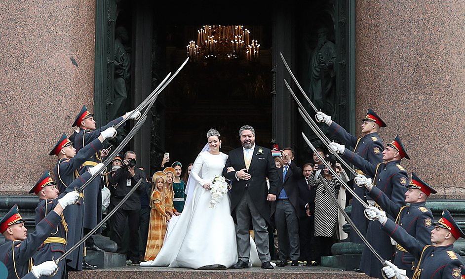 Перед входом в собор молодоженов встретили гвардейцы Преображенского полка с саблями наголо.