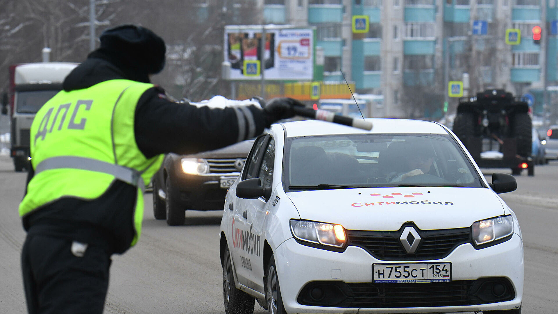 Водитель российского автомобиля. Инспектор ДПС. Нарушение ПДД. Штрафы для водителей. Новые штрафы.