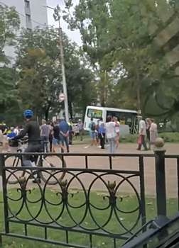 Маршрутка с пассажирами ударилась об дерево в Ставрополе