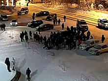 Подростки толпой избили полицейских