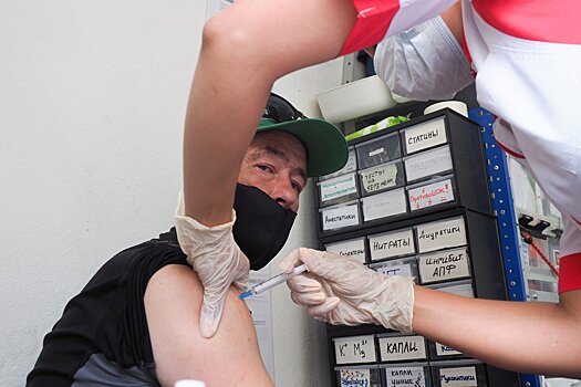 Китайский врач назвал основную цель вакцинации от коронавируса
