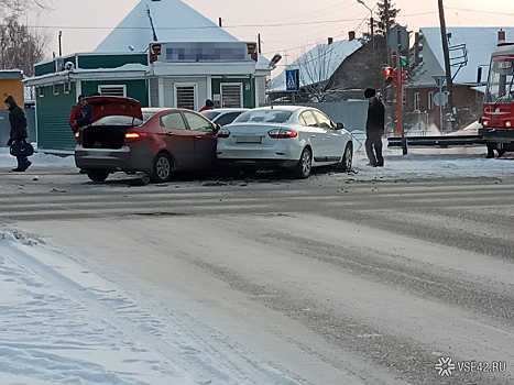 "Люди реально мерзнут": автомобили перекрыли трамвайное движение в Кемерове