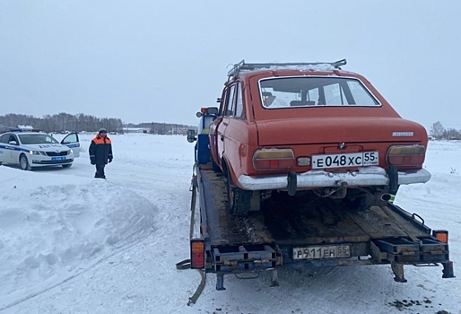 В Омском районе полицейские остановили автомобиль, за рулем которого был 10-летний мальчик