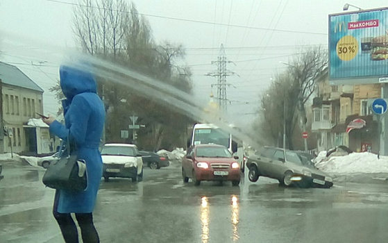 В Саратове на улице Новоузенская появилась "ловушка" для автомобилистов