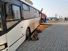 В Волжском частный автобус разворотил тротуар и разрушил систему полива