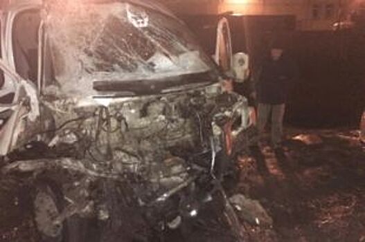 В Самаре ГАЗ 2705 врезался в бетонный блок, после чего протаранил фуру