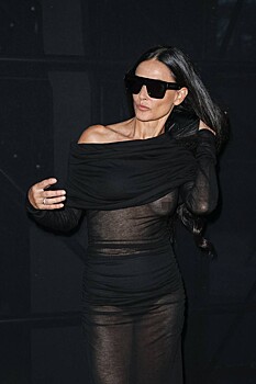 Деми Мур случайно оголила грудь на парижской Неделе моды из-за неудачного наряда: фото