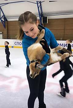 Липницкая сфотографировалась с каракалом, Савченко показала дочь. Главное из соцсетей фигуристов