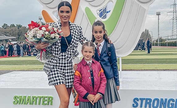 Ксения Бородина проводила детей в школу в костюме за 326 000 рублей
