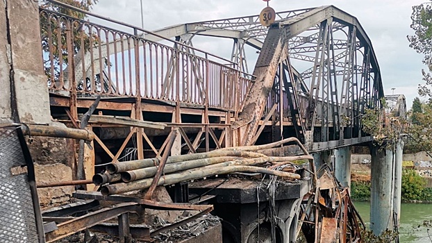 Часть железнодорожного моста обрушилась во Владивостоке