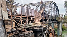 Часть железнодорожного моста обрушилась во Владивостоке