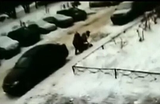 В Петербурге на ребенка упала глыба льда с крыши