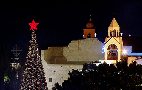 В Вифлееме после двухлетнего перерыва установили рождественскую ель