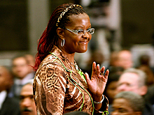 Отхлеставшая модель жена Мугабе сдалась полиции