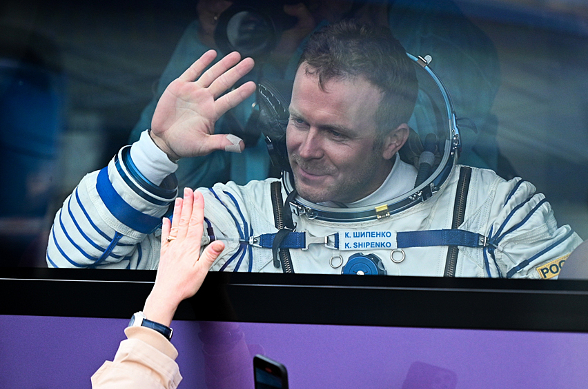 В съемках фильма будут принимать участие и российские космонавты - Шкаплеров, Олег Новицкий и Петр Дубров. 