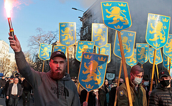 В Киеве сожгли нацистские флаги