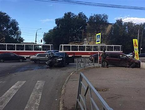 В Самаре при ДТП легковушка отлетела на тротуар и травмировала двух пешеходов