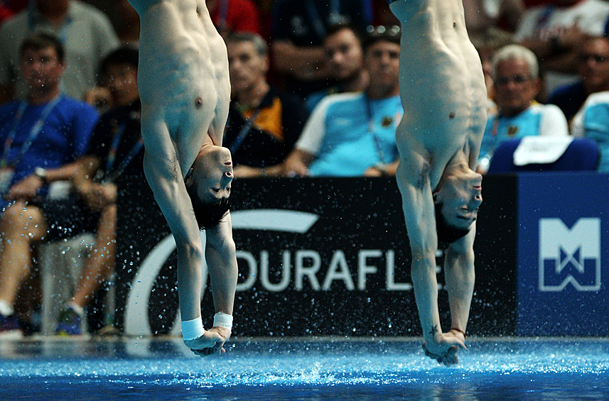 Цао Юань и Цин Кай (Китай) в соревнованиях по синхронным прыжкам в воду с трамплина 3 м среди мужчин
