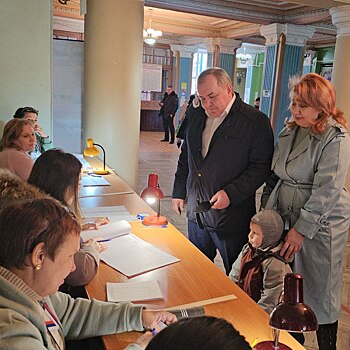 Глава администрации Красносулинского района посетил избирательный участок с супругой и внуком
