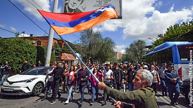 Оппозиция прорвала оцепление здания правительства в Ереване