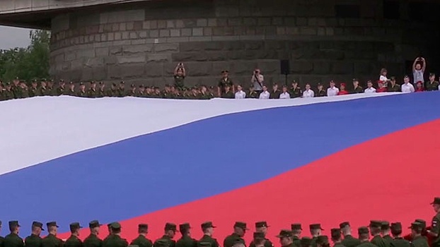 Юнармейцы развернули огромный флаг России: видео