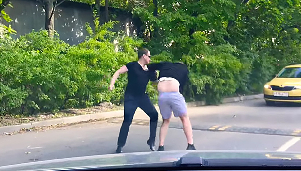 Московский таксист подрезал другого водителя и тут же был поколочен