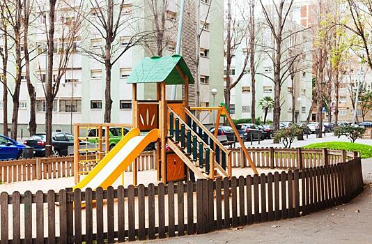 «Ребенок чуть не упал»: опасность поджидает маленьких приморцев на детской площадке
