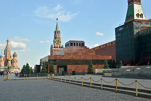 Почему мавзолей Ленина в построен в форме пирамиды