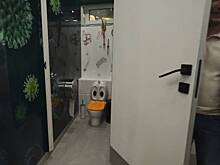 Туалет с развлечениями появился в Москве