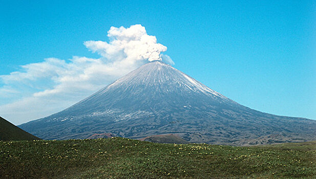 На Камчатке вулкан выбросил столб пепла на 6 километров