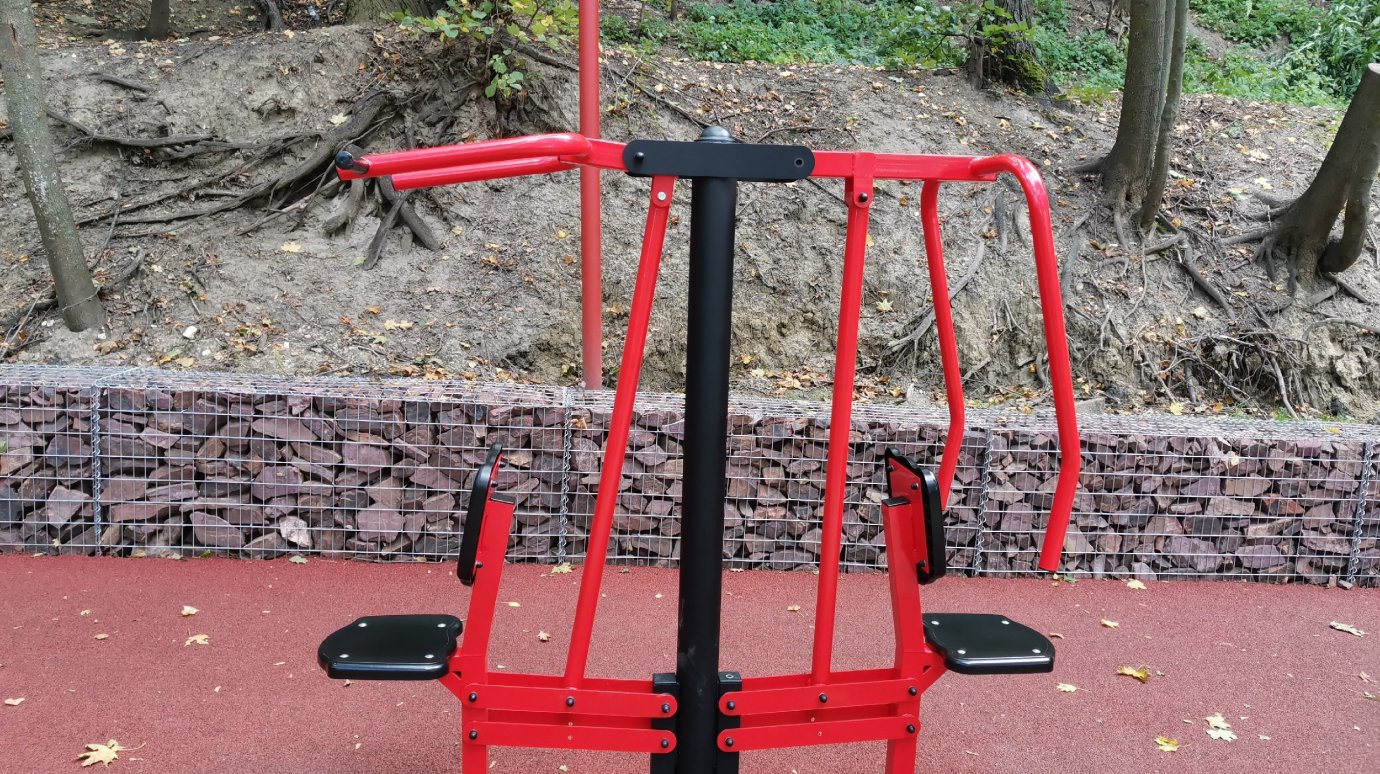 Жалобу на состояние тренажера на Тропе здоровья заметили