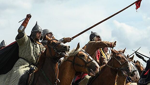 Под Калугой реконструировали битву московских и ордынских войск 1480 года