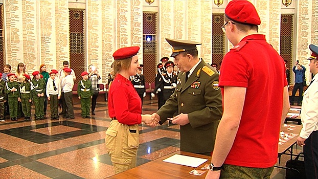 Столичным юнармейцам передали награды Великой Отечественной войны