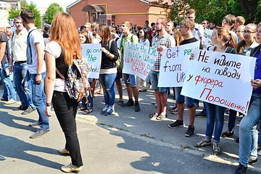 В Луганске 500 человек пикетировали офис Красного Креста