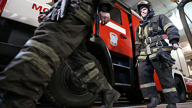 В Екатеринбурге возник пожар на складе