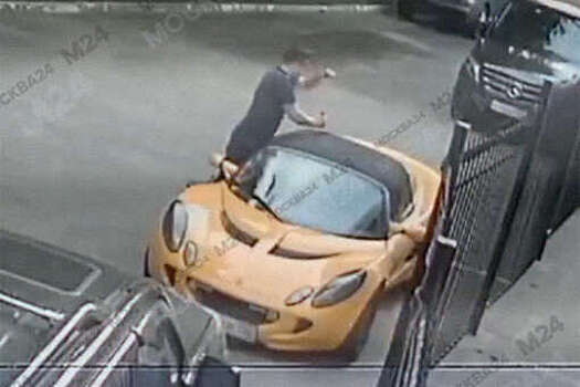 В Москве хулиганы изрезали ножом крышу кабриолета и изуродовали еще пять машин