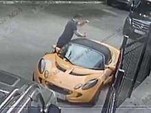 В Москве хулиганы изрезали ножом крышу кабриолета и изуродовали еще пять машин