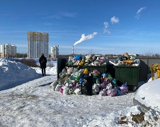 Мусоровозы не могут подъехать к контейнерам из-за снега в нижегородских дворах