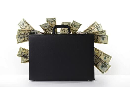 Окружение Зеленского воровало чемоданами: украинцы узнали, сколько весит полтора миллиона долларов